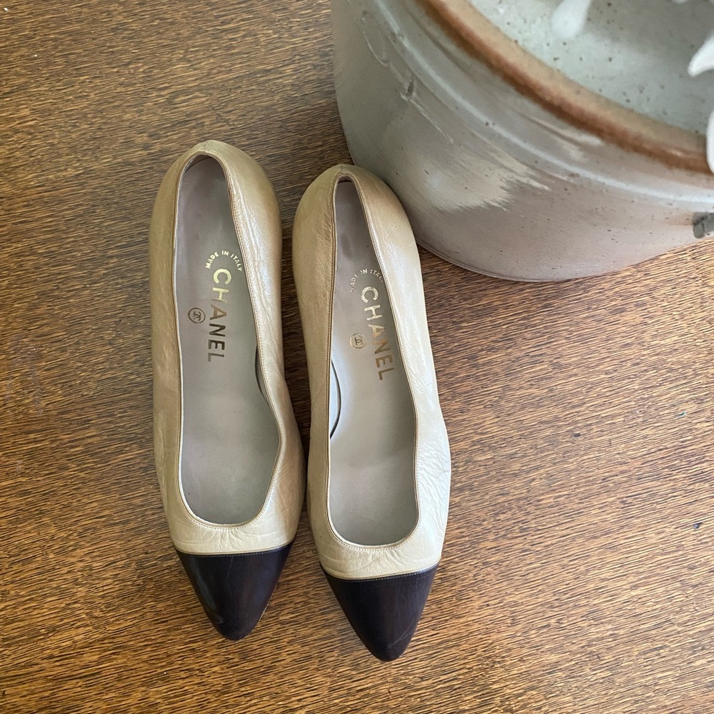 CHANEL Vintage Classic Cap Toe Two Toned Leather Kitten Heels Pumps | Size 9